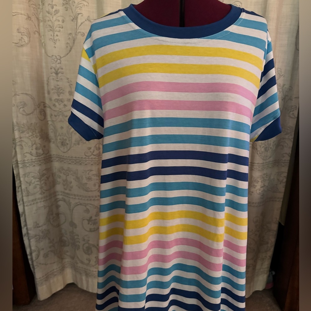 Lularoe Tee - Picture 2 of 2